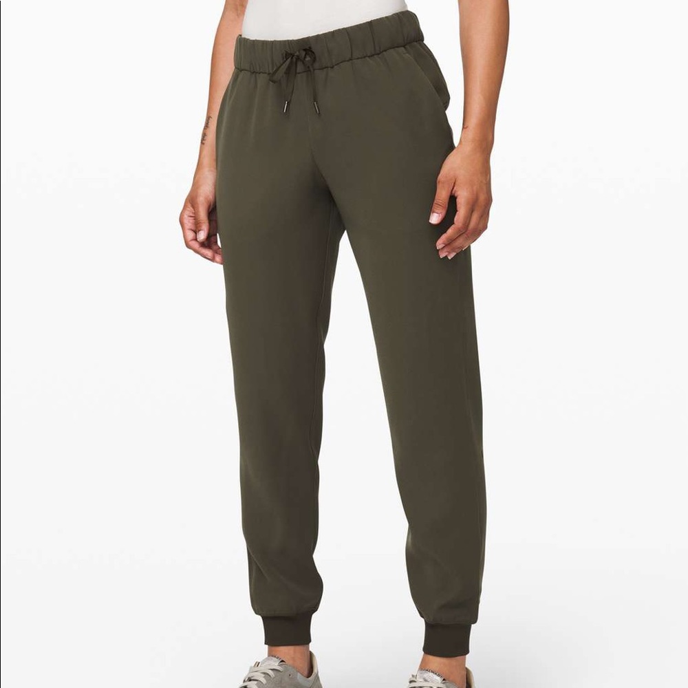 Lululemon On The Fly Jogger Woven - Dark Olive